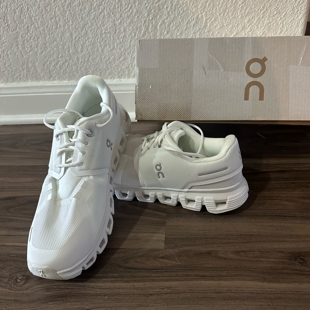 On Running Cloud 6 White Sneakers